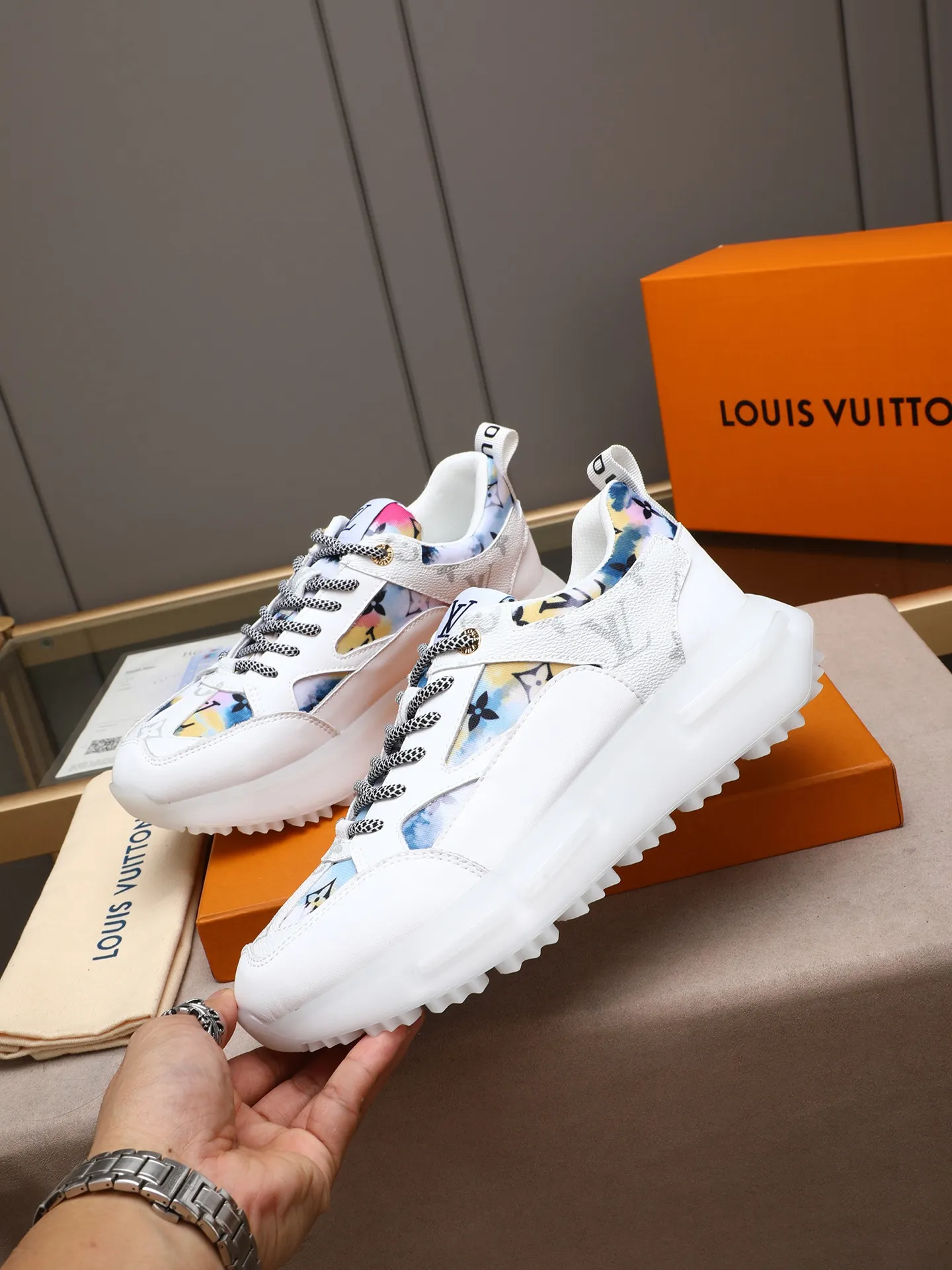 Men's shoes 💰460 [LV] Made of imported L special fabric spliced ​​with cowhide and comfortable mesh lining. Privately molded foam TPU outsole, super light and comfortable on the feet! Perfect last shape, generous and fashionable design, 4 colors available! Code number: 38–44 (45 customized